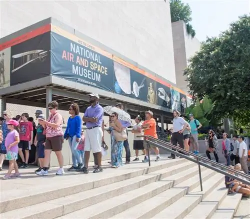 Посетители Национального музея авиации и космонавтики