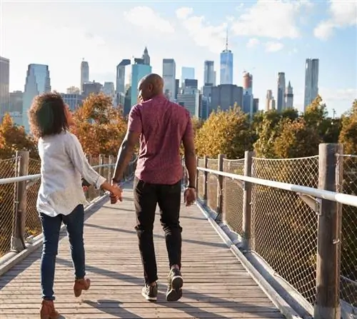 Пара на прогулке в Нью-Йорке