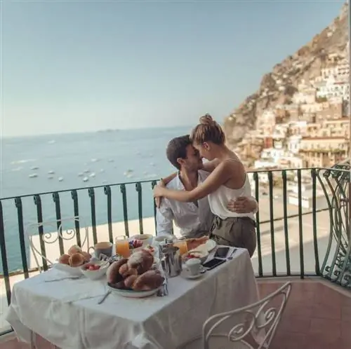 Пара в Позитано, Италия, на балконе