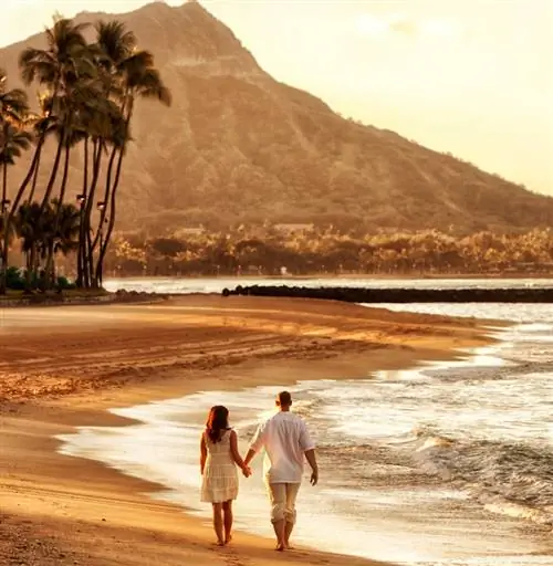 Пара в Вайкики на пляже на закате