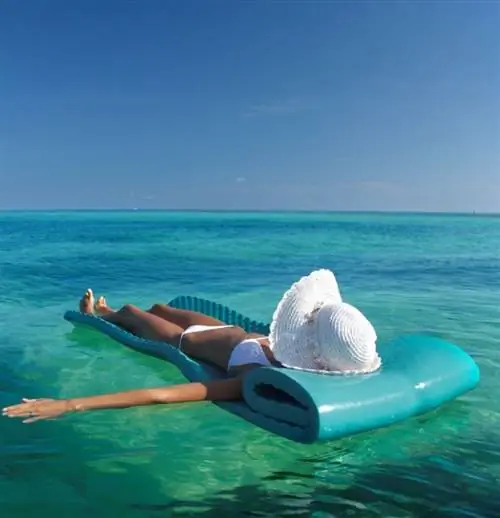 Женщина во Флориде отдыхает на берегу океана