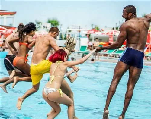 Взрослые прыгают в бассейн аквапарка во Флориде.