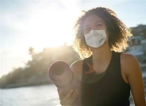 женщина маска ковид йога