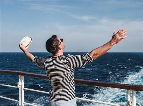 мужчина на круизном лайнере