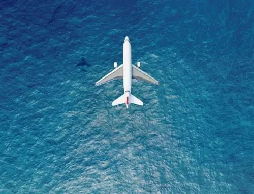 самолет полет море