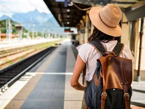 женщина-путешественница женщина вокзал