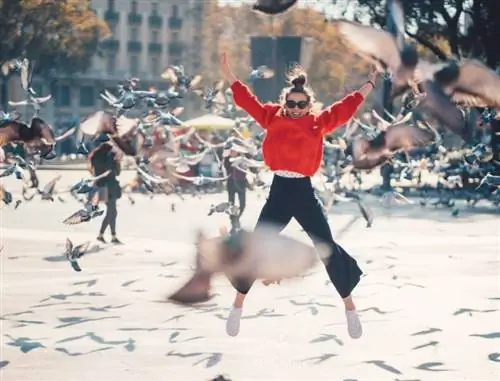 Женщина прыгает в Барселоне