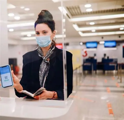 Стойка регистрации в аэропорту, электронный паспорт, телефон