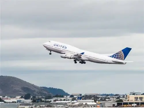 Самолет United Airlines взлетает