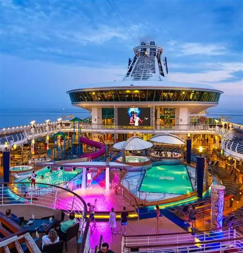 Бассейн Royal Caribbean Cruise Палуба освещена ночью огнями
