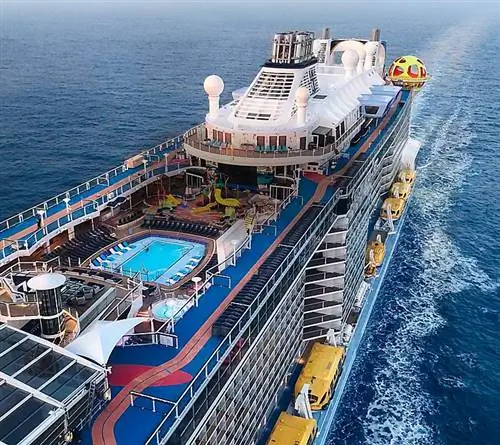 Палуба корабля Royal Caribbean с бассейном