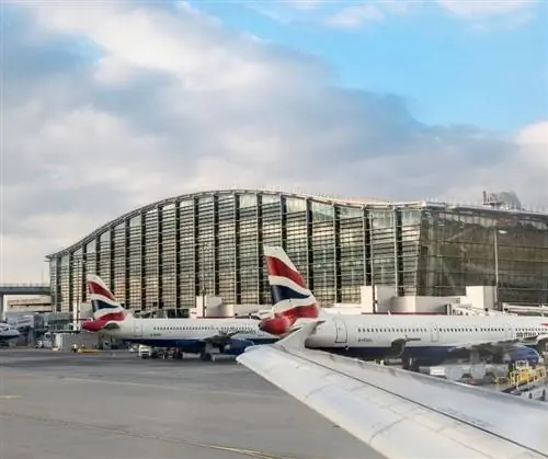 Самолеты BA в Терминале 5 аэропорта Хитроу Самолеты BA в Терминале 5 аэропорта Хитроу