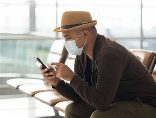 маска путешественника в аэропорту