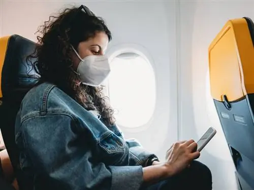 женщина в маске пассажир авиакомпании