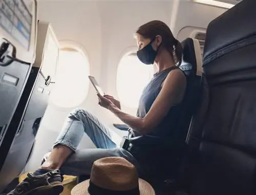 женщина в маске пассажира авиакомпании