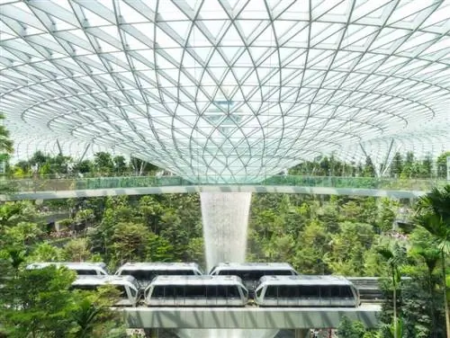 водопад в аэропорту Чанги