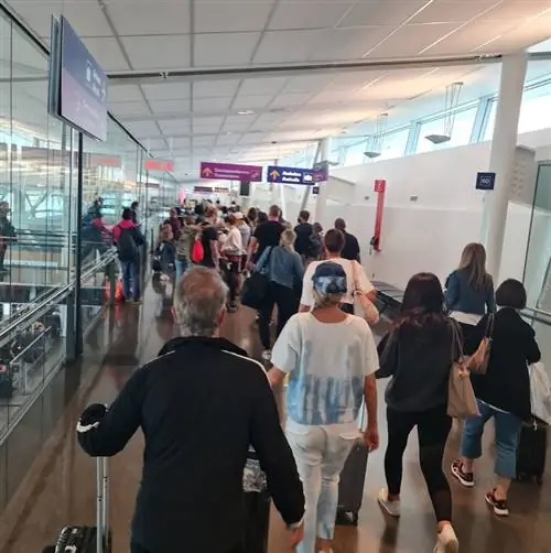 Пассажиры аэропорта Монреаля прибывают