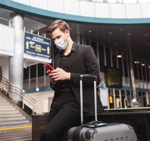 Путешественник, заполнивший прибытие, может