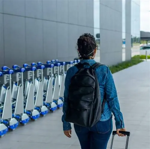 Путешественник с маской в аэропорту