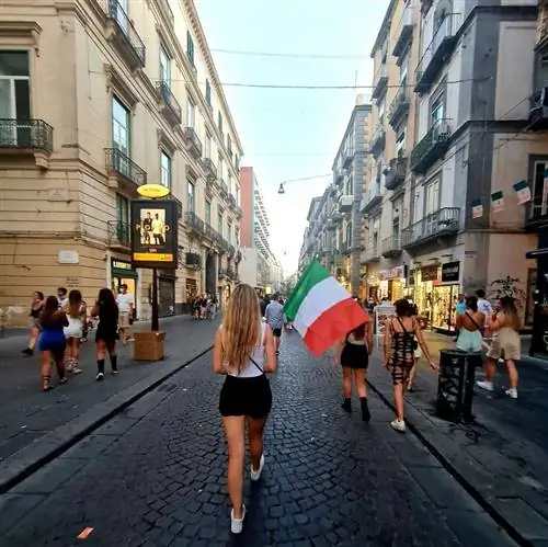 Прогулка по улицам Италии с флагом