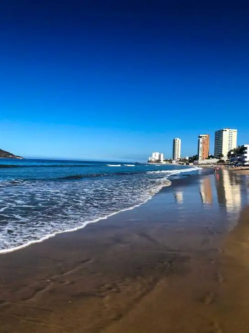 Туристический пляж в Масатлане, Мексика