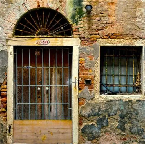 Улица Дорсодуро и парадная дверь Венеции