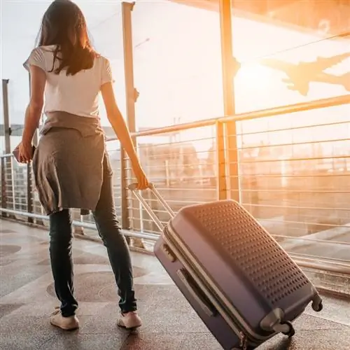 Путешественник в аэропорту