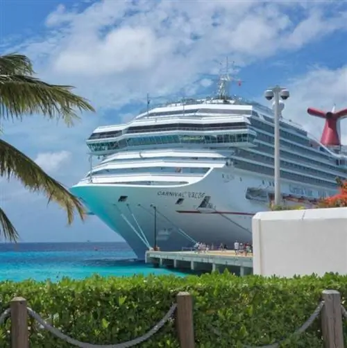 Круизная линия Carnival вводит требования к маскам на борту круизных лайнеров