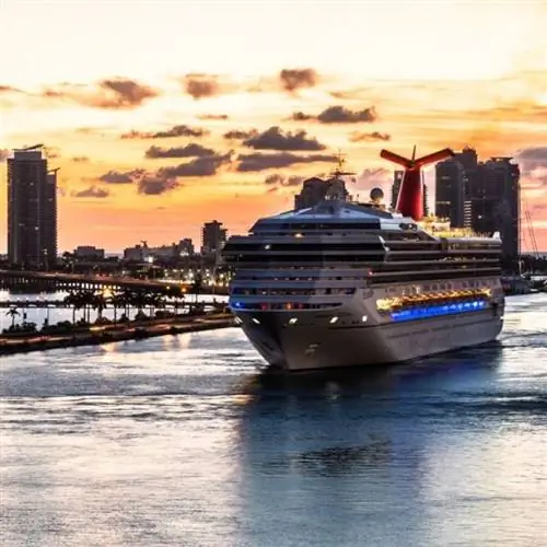 Карнавальный круизный лайнер в Майами