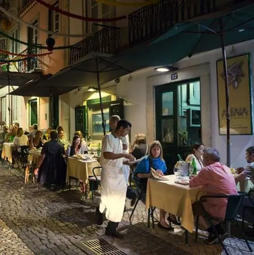 Байрру-Алту Лиссабон, столики возле ресторана и закусочные