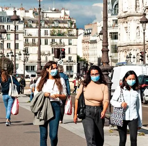 Женщины в масках во Франции