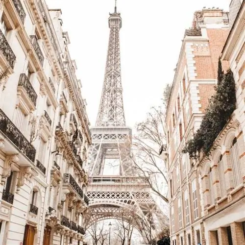 Эйфелева башня, вид на улицу