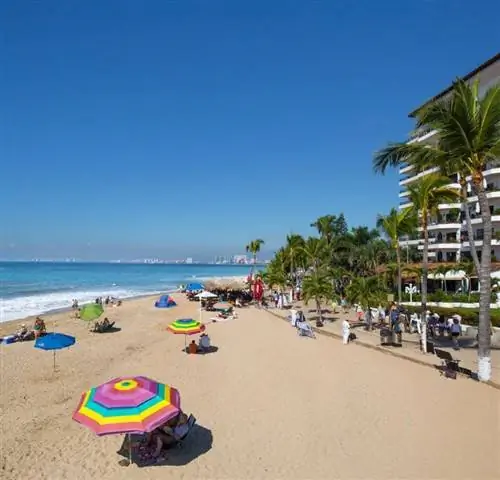 Пляж Пуэрто-Вальярта с туристами
