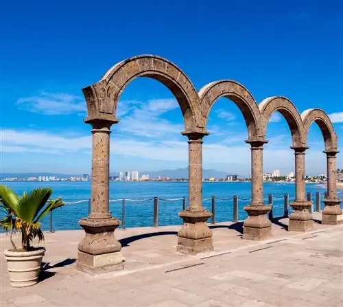 Арки на пляже в Пуэрто-Вальярта