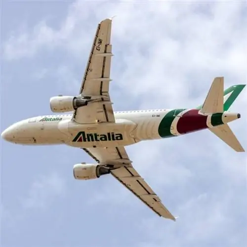 рейс Alitalia над головой
