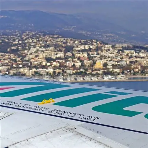 крыло Alitalia с видом на город