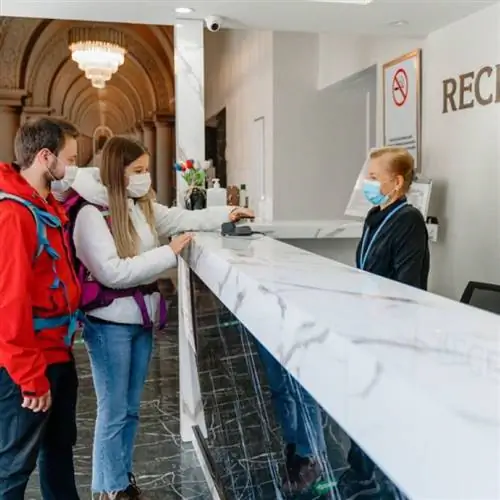 регистрация заезда в отеле, ресепшн в маске