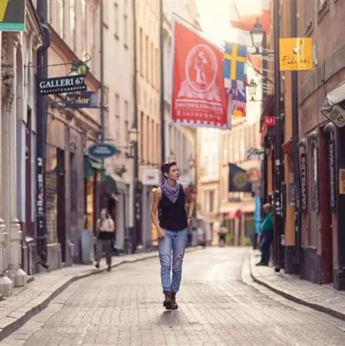 Женщина гуляет по Стокгольму