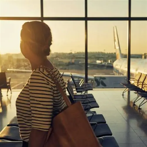 женщина-путешественница в аэропорту