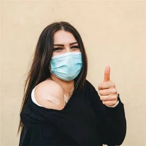 вакцинированная женщина