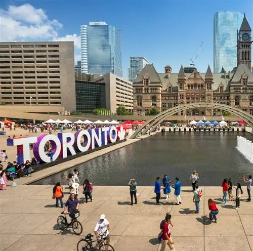 Торонто: Мэрия Торонто, или Новая мэрия, является резиденцией муниципального правительства Торонто, Онтарио, Канада, и одной из самых характерных достопримечательностей города.