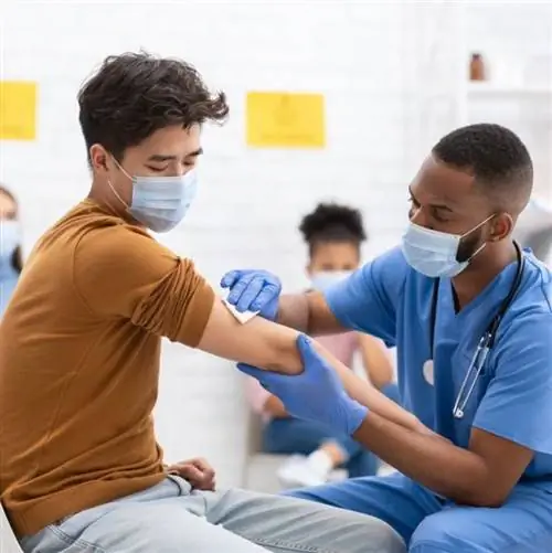 медсестра вводит вакцину