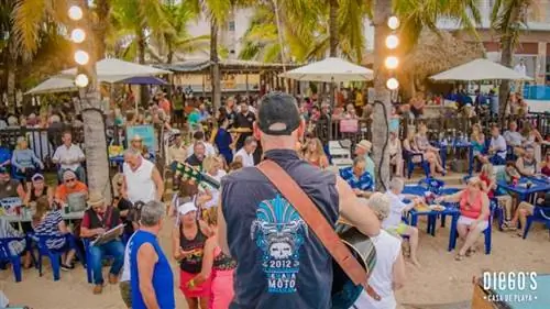 Бренстерс-бич-вечеринка - каждый вторник с 2 до 6 в Масатлане.