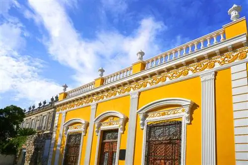 Желтый фасад Мериды в Пасео Монтехо на Юкатане в Мексике