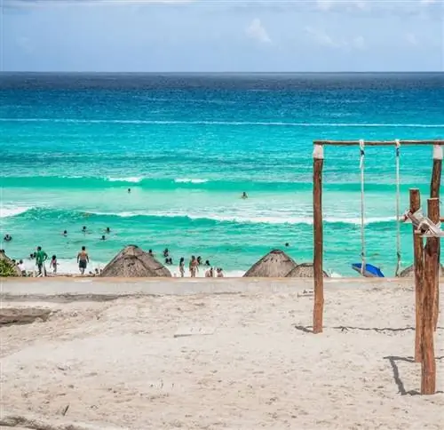 Голубой океанский водоплаватель и туристы на пляже