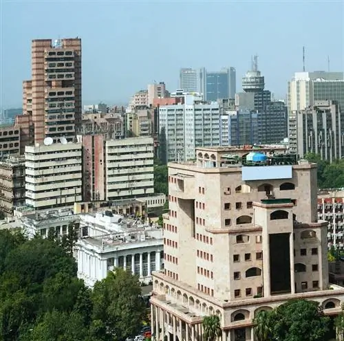 Панорамный воздушный дневной свет, голубой вид на центр Нью-Дели возле центрального парка Коннот, пожалуйста, Нью-Дели