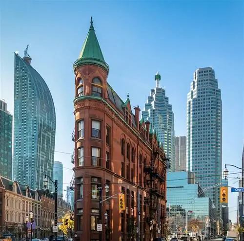 Здание в центре Торонто с Си-Эн Тауэр на заднем плане - Торонто, Онтарио, Канада. доступны прямые рейсы из Нью-Дели в Торонто.