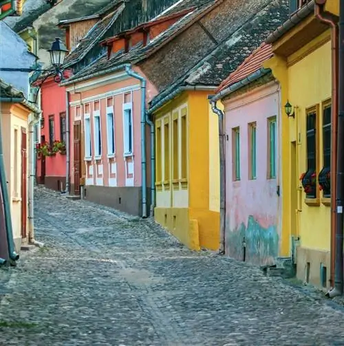 Деревенская мощеная улица с красочными домами в старом городе Сигишоара, Румыния