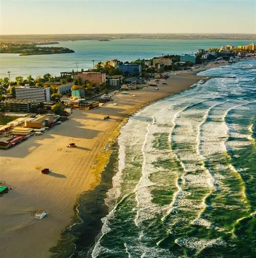 Побережье Черного моря и пляж в Констанце, Румыния, на закате