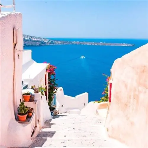 Ступени в Греции с видом на Средиземное море